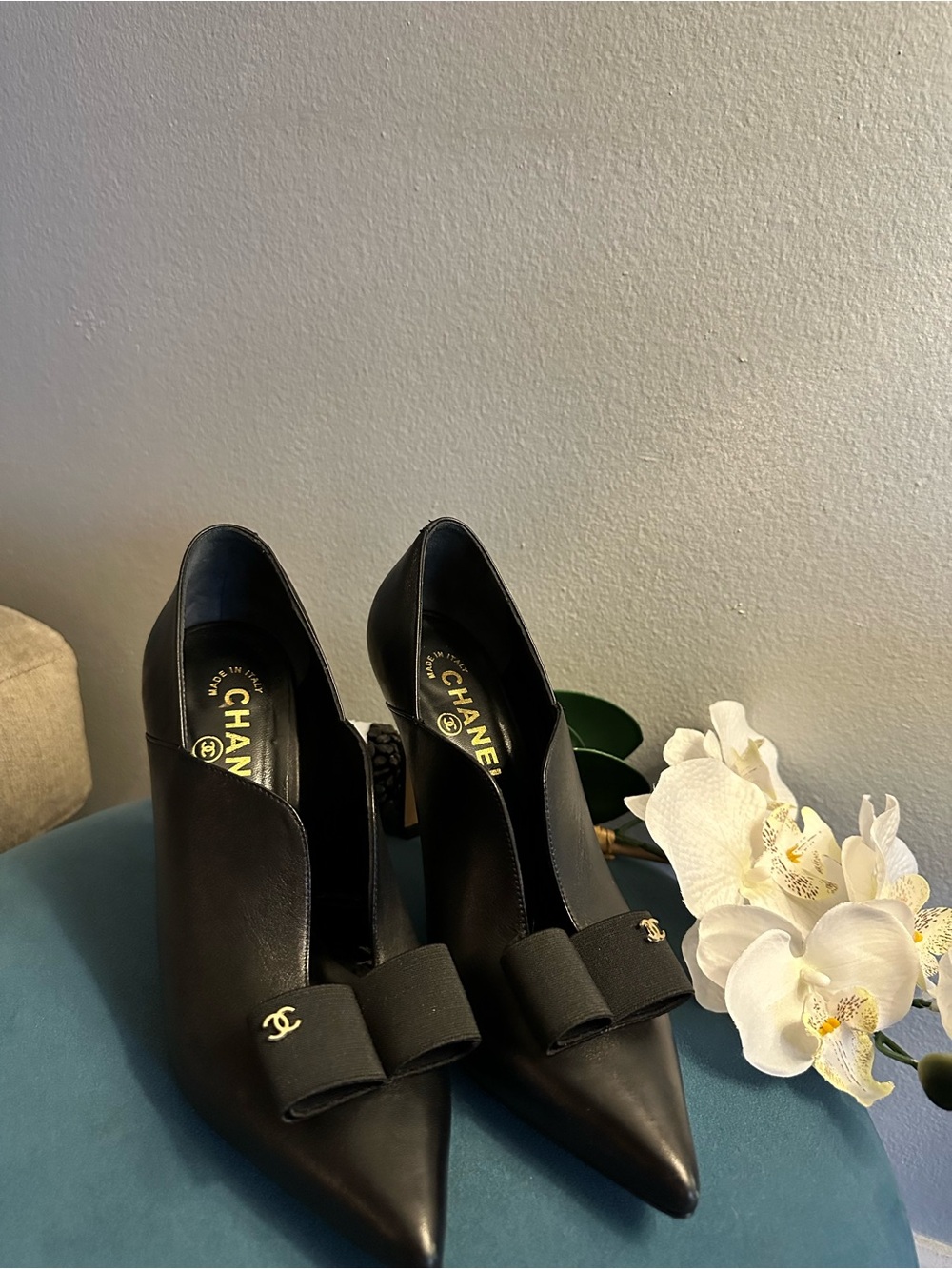 DC Black Pointed-Toe Bow Pumps